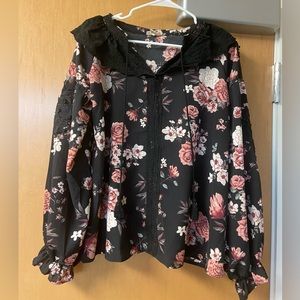 Beautiful floral Pol brand top with crochet collar and sleeve details